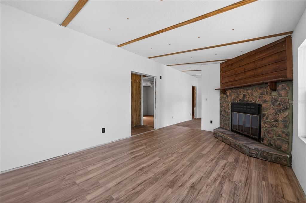 Activo con contrato: $249,000 (3 camas, 2 baños, 1248 Pies cuadrados)