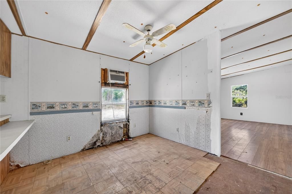 Activo con contrato: $249,000 (3 camas, 2 baños, 1248 Pies cuadrados)