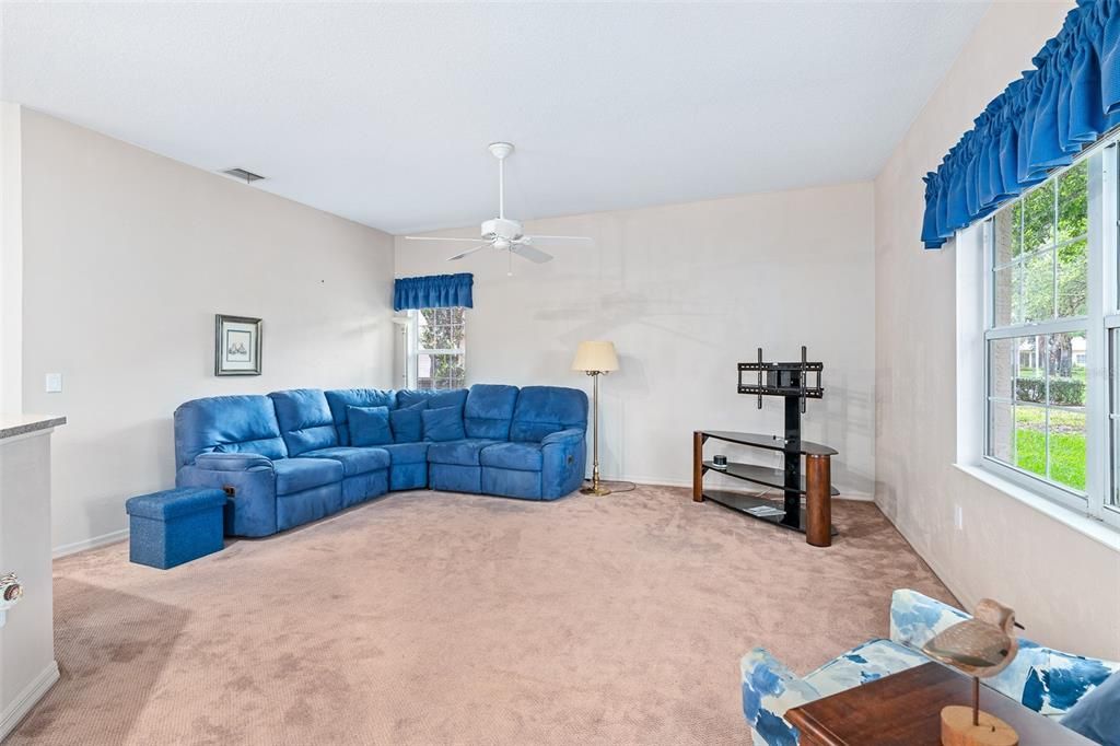 Activo con contrato: $297,000 (3 camas, 2 baños, 1961 Pies cuadrados)