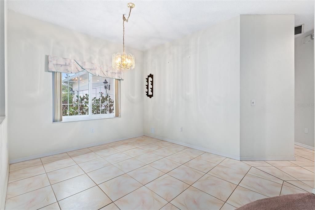 Activo con contrato: $297,000 (3 camas, 2 baños, 1961 Pies cuadrados)