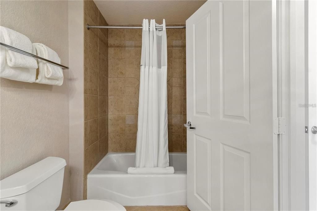 For Sale: $335,000 (3 beds, 3 baths, 2124 Square Feet)