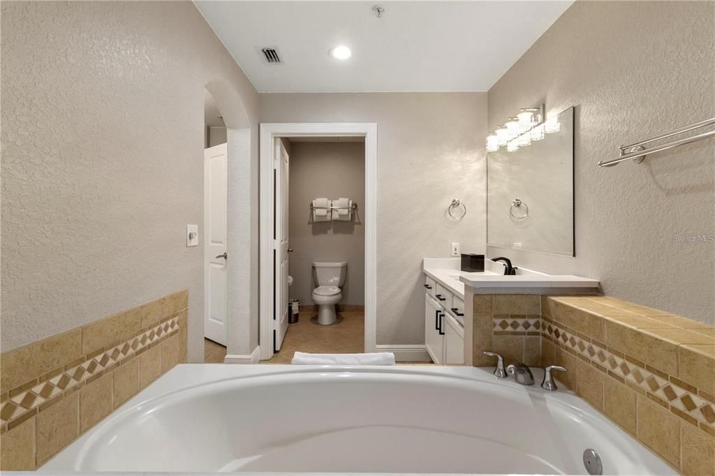For Sale: $335,000 (3 beds, 3 baths, 2124 Square Feet)