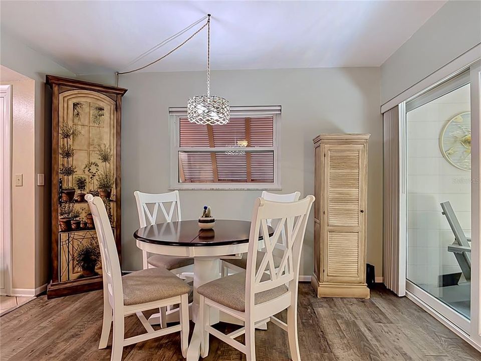 For Sale: $155,000 (2 beds, 2 baths, 897 Square Feet)
