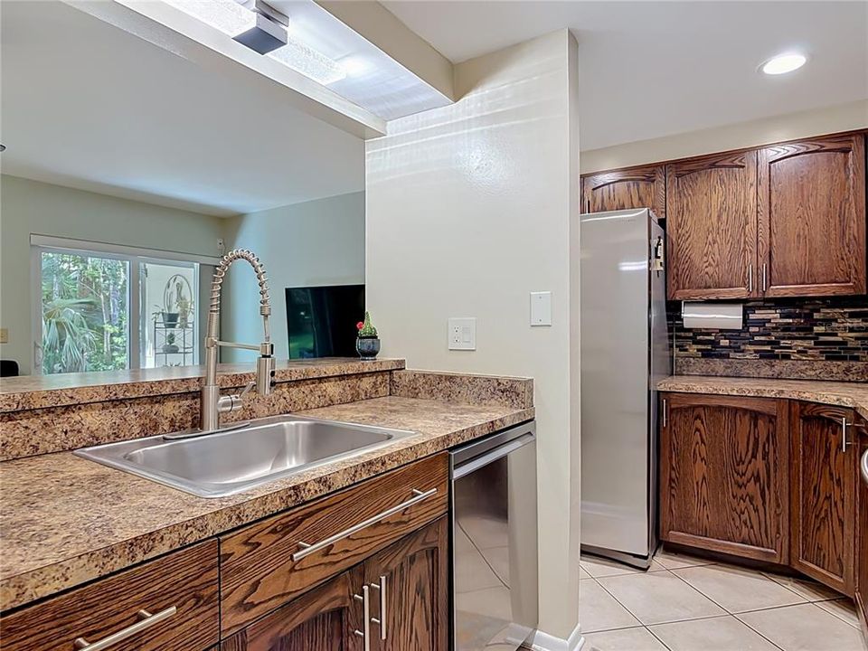 For Sale: $155,000 (2 beds, 2 baths, 897 Square Feet)