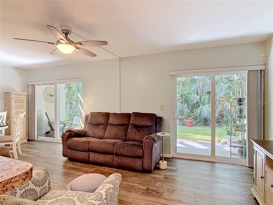 For Sale: $155,000 (2 beds, 2 baths, 897 Square Feet)