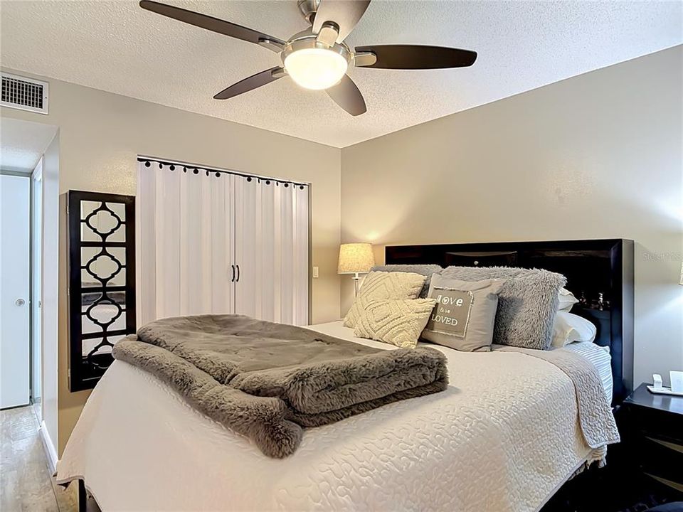 For Sale: $155,000 (2 beds, 2 baths, 897 Square Feet)