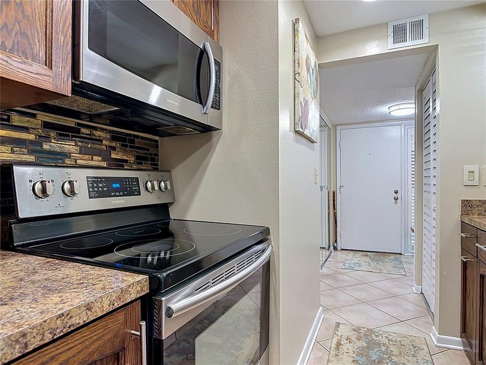 For Sale: $155,000 (2 beds, 2 baths, 897 Square Feet)