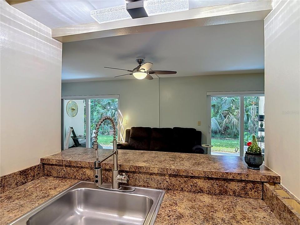 For Sale: $155,000 (2 beds, 2 baths, 897 Square Feet)