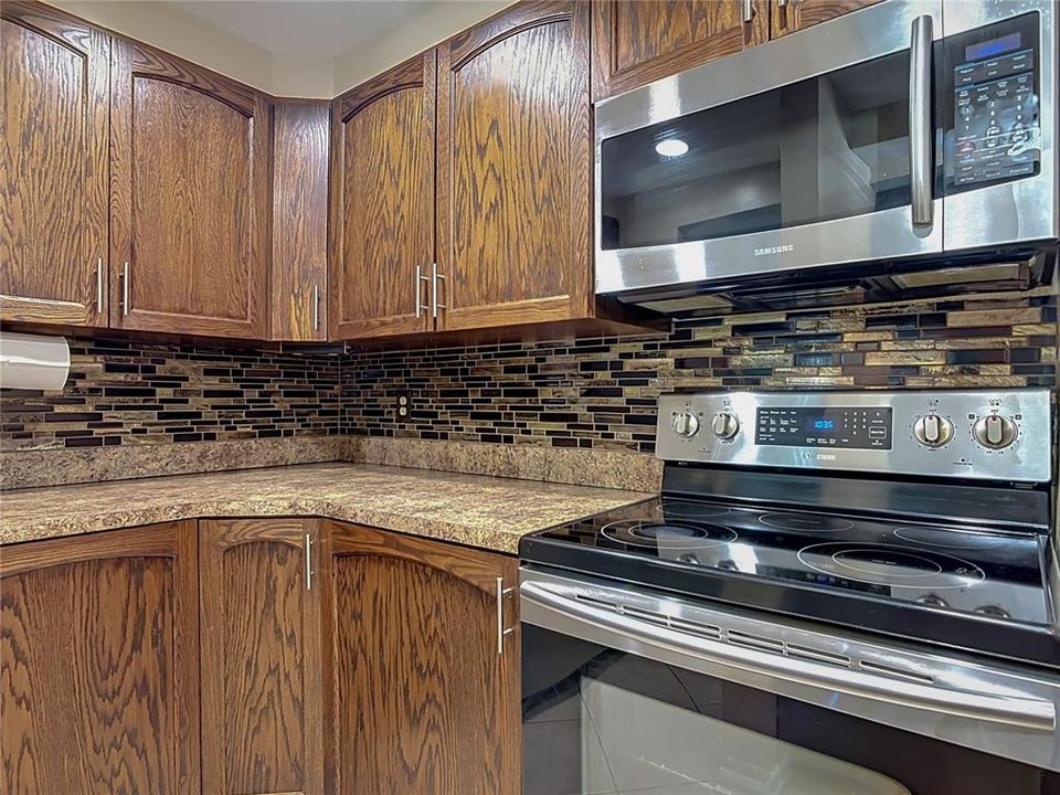 For Sale: $155,000 (2 beds, 2 baths, 897 Square Feet)