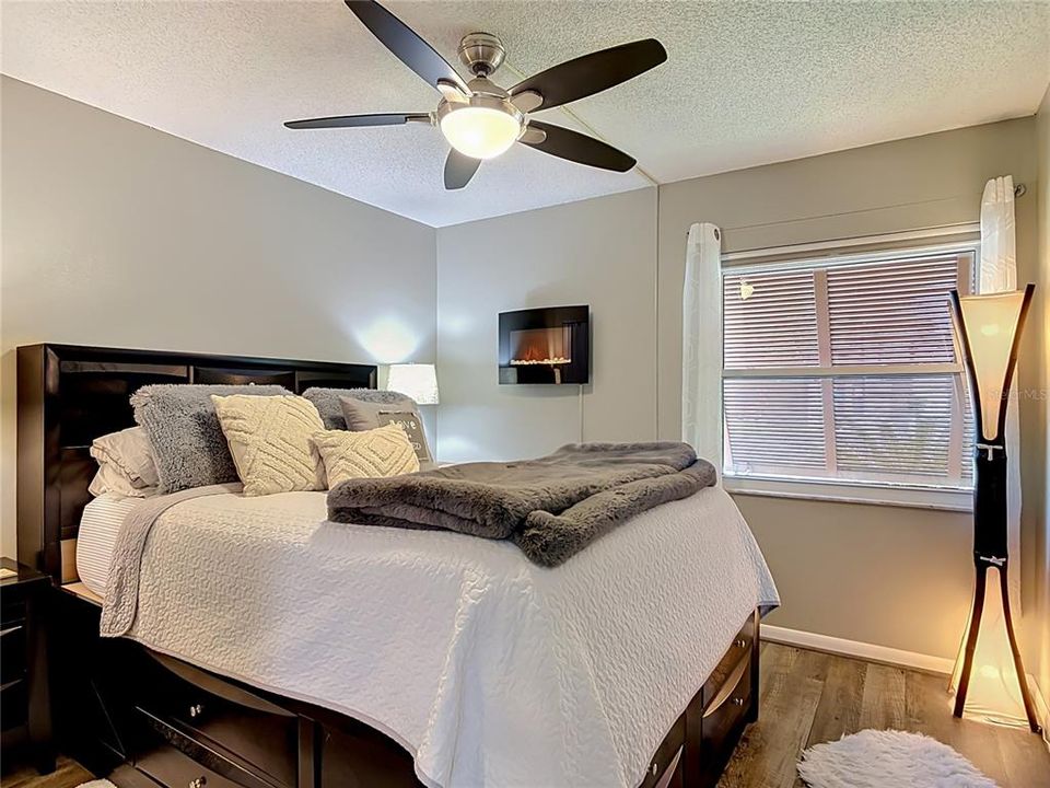 For Sale: $155,000 (2 beds, 2 baths, 897 Square Feet)