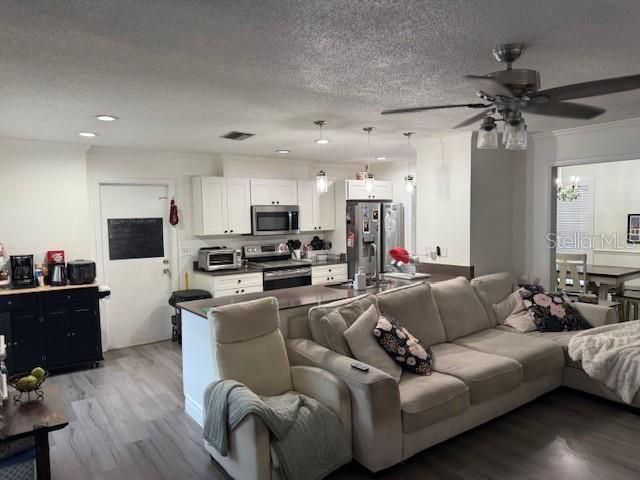 En Venta: $349,000 (4 camas, 2 baños, 1701 Pies cuadrados)