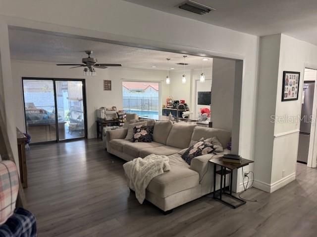En Venta: $349,000 (4 camas, 2 baños, 1701 Pies cuadrados)