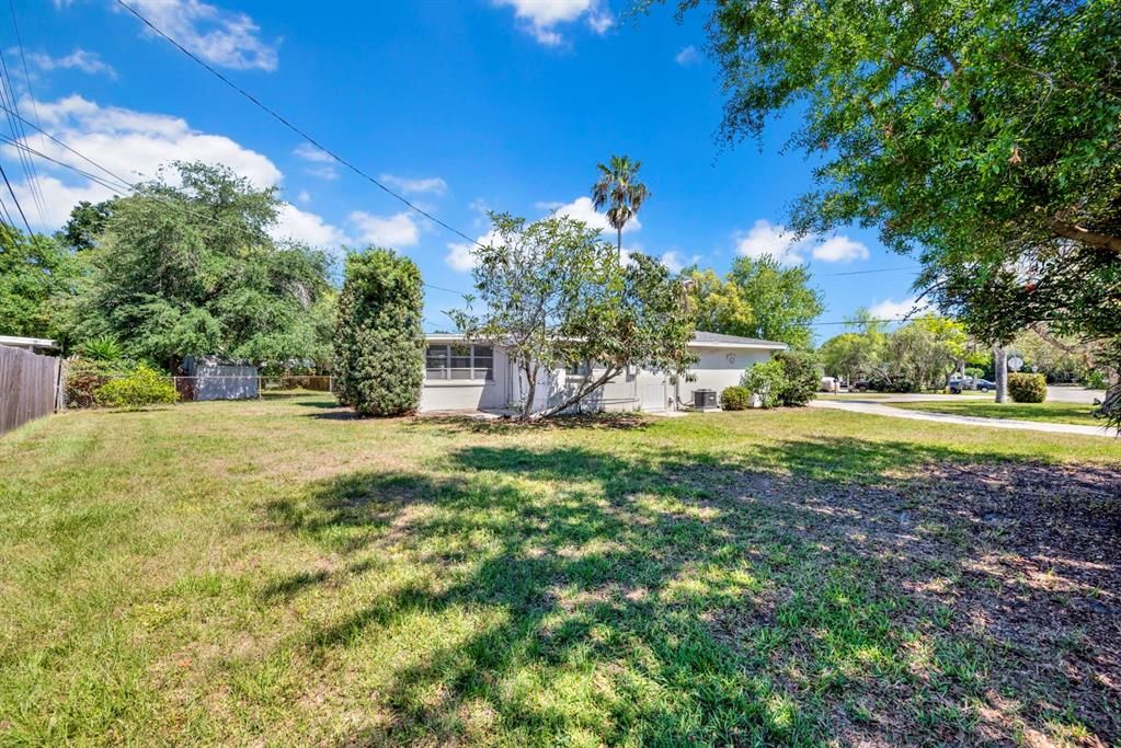 Active With Contract: $272,000 (2 beds, 1 baths, 781 Square Feet)