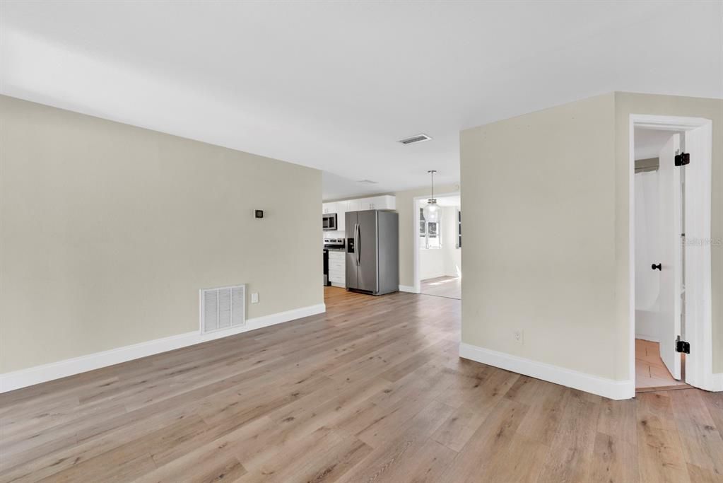 Active With Contract: $272,000 (2 beds, 1 baths, 781 Square Feet)