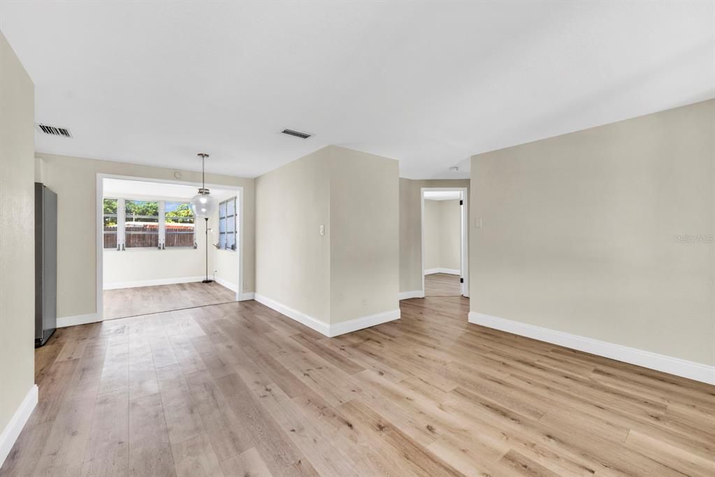 Active With Contract: $272,000 (2 beds, 1 baths, 781 Square Feet)
