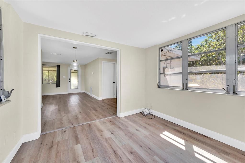 Active With Contract: $272,000 (2 beds, 1 baths, 781 Square Feet)