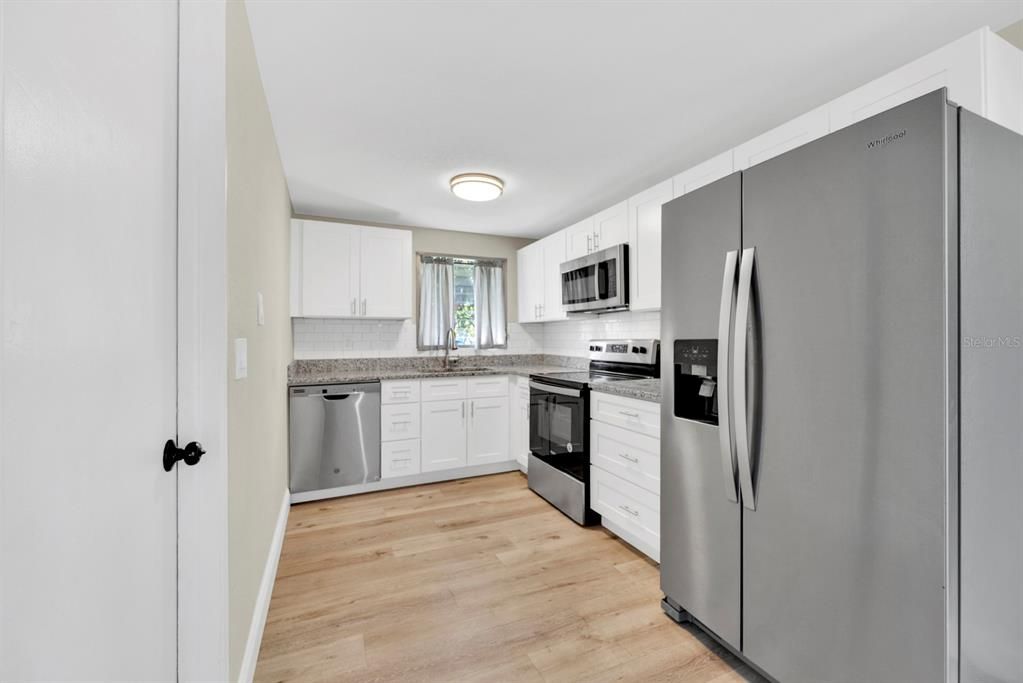 Active With Contract: $272,000 (2 beds, 1 baths, 781 Square Feet)