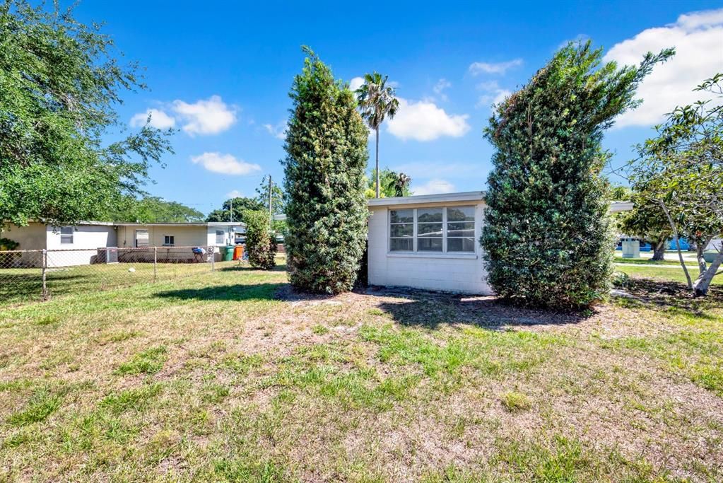 Active With Contract: $272,000 (2 beds, 1 baths, 781 Square Feet)