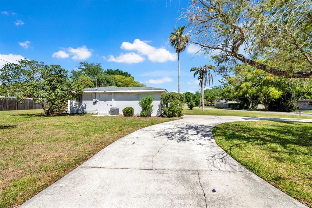 Active With Contract: $272,000 (2 beds, 1 baths, 781 Square Feet)