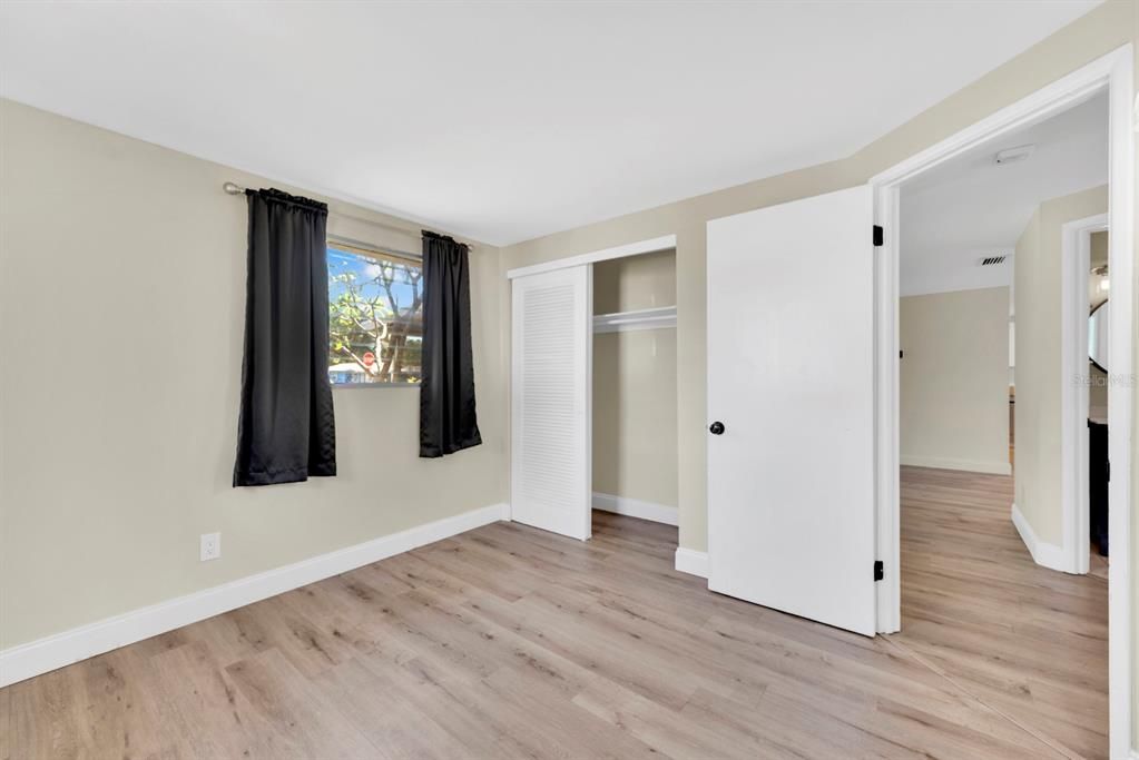 Active With Contract: $272,000 (2 beds, 1 baths, 781 Square Feet)