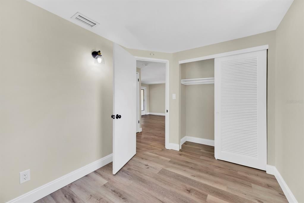 Active With Contract: $272,000 (2 beds, 1 baths, 781 Square Feet)
