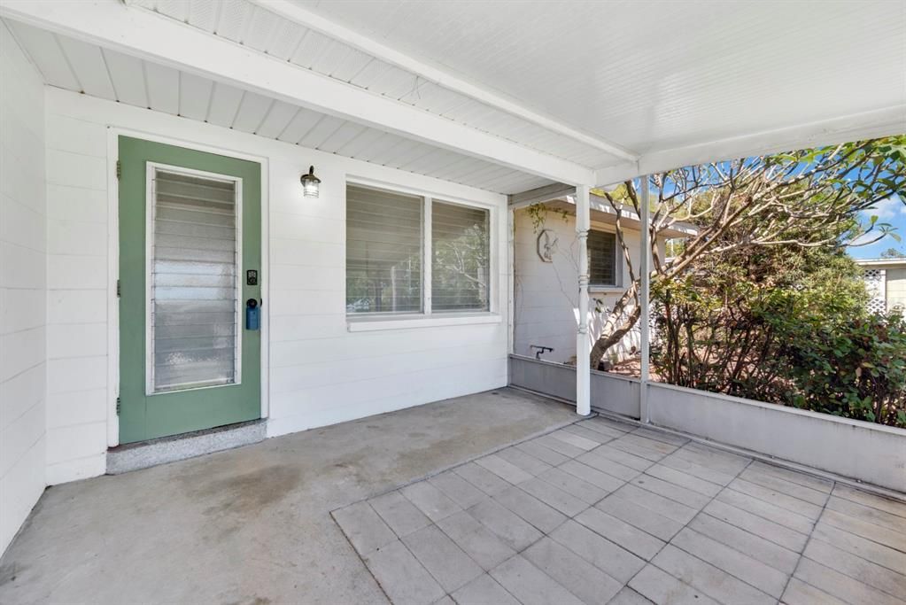 Active With Contract: $272,000 (2 beds, 1 baths, 781 Square Feet)