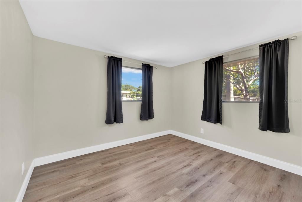 Active With Contract: $272,000 (2 beds, 1 baths, 781 Square Feet)