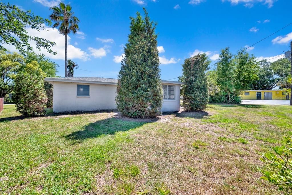 Active With Contract: $272,000 (2 beds, 1 baths, 781 Square Feet)