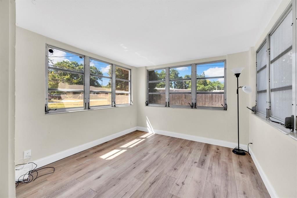 Active With Contract: $272,000 (2 beds, 1 baths, 781 Square Feet)