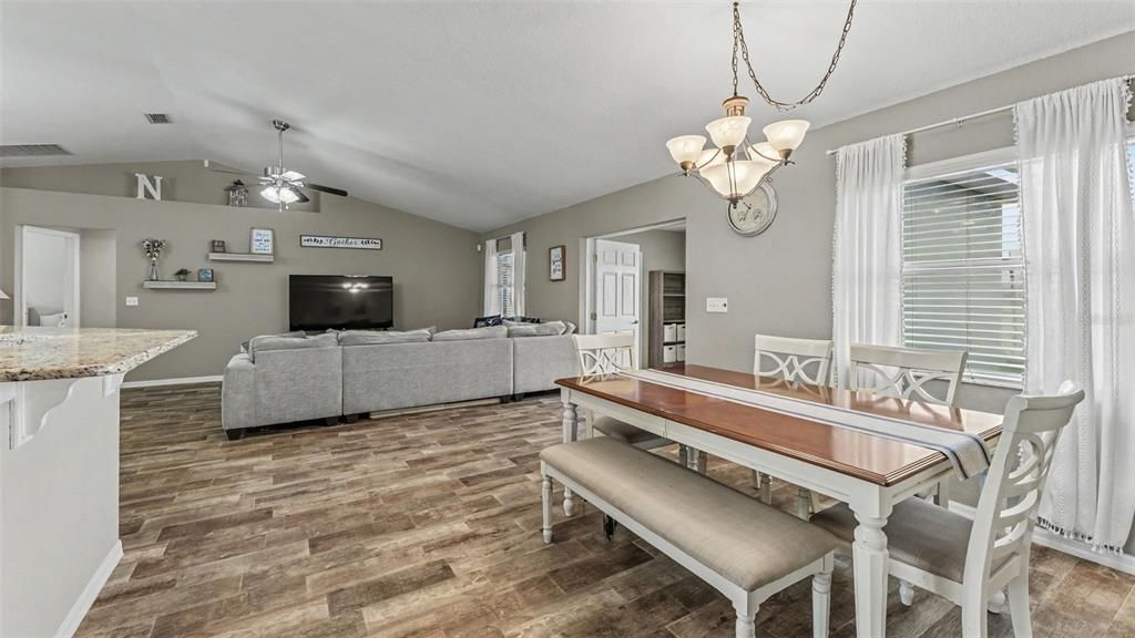 Под контрактом: $329,000 (3 спален, 2 ванн, 1730 Квадратных фут)