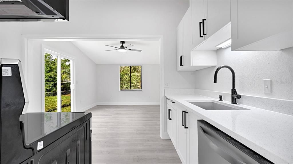 На продажу: $239,900 (2 спален, 1 ванн, 912 Квадратных фут)