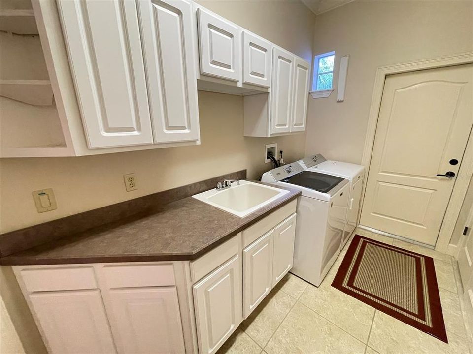 For Rent: $7,995 (4 beds, 3 baths, 3062 Square Feet)