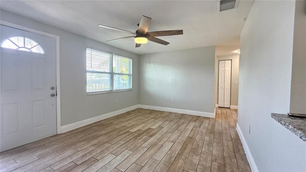 For Rent: $1,750 (2 beds, 1 baths, 806 Square Feet)