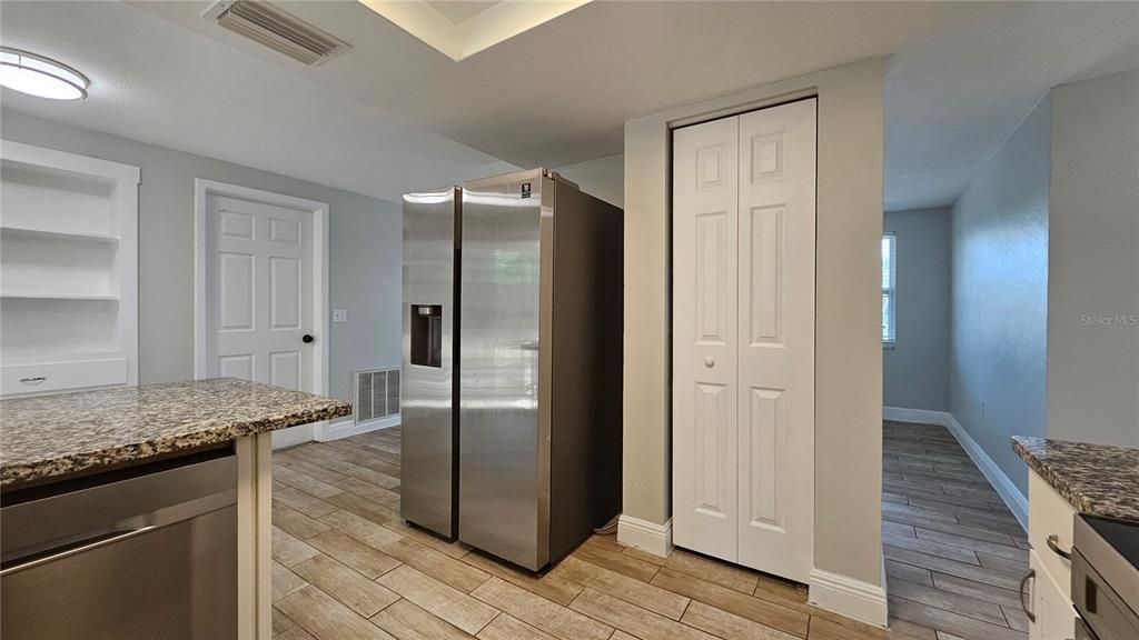 For Rent: $1,750 (2 beds, 1 baths, 806 Square Feet)
