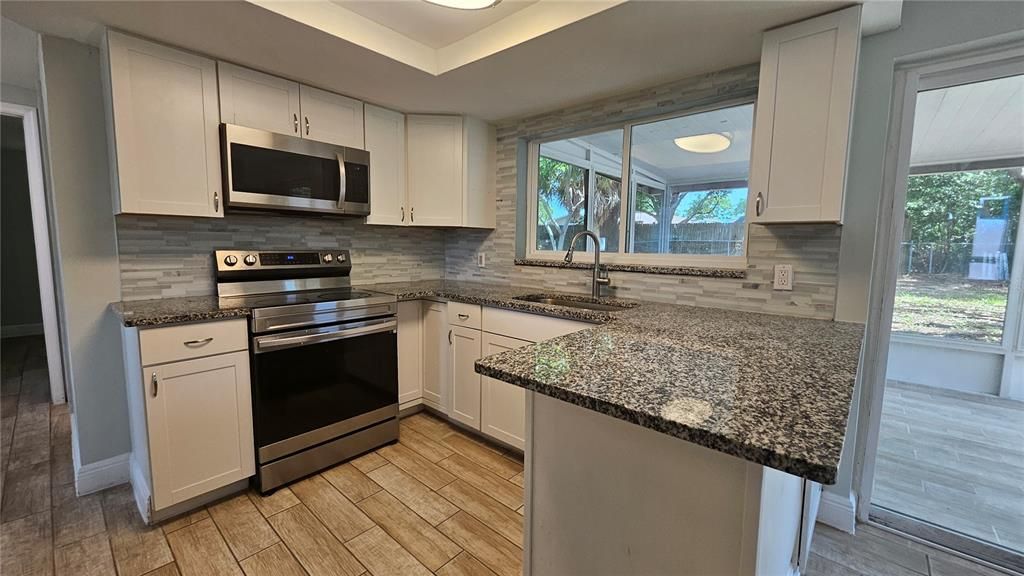 For Rent: $1,750 (2 beds, 1 baths, 806 Square Feet)