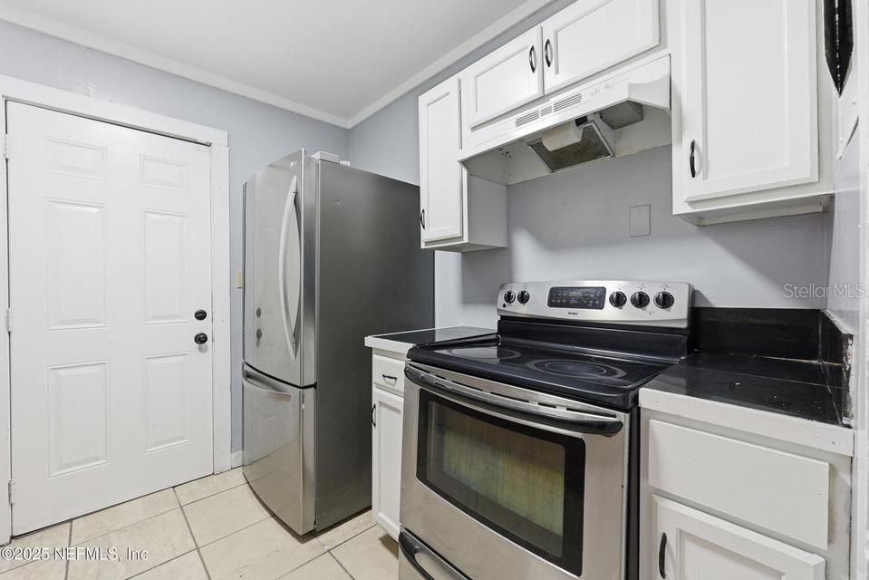 For Sale: $136,500 (3 beds, 1 baths, 937 Square Feet)
