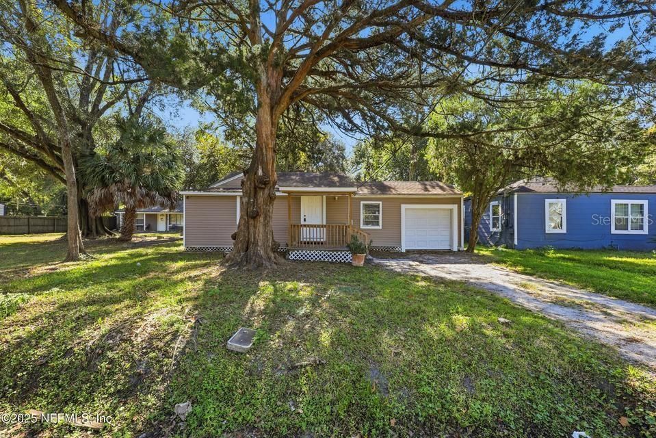 For Sale: $136,500 (3 beds, 1 baths, 937 Square Feet)
