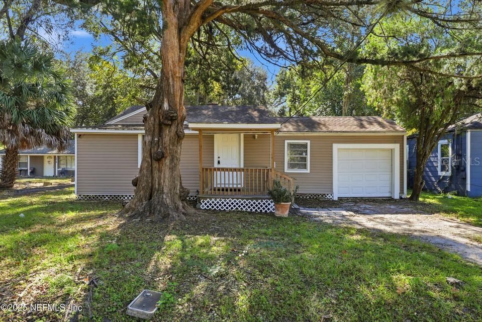 For Sale: $136,500 (3 beds, 1 baths, 937 Square Feet)