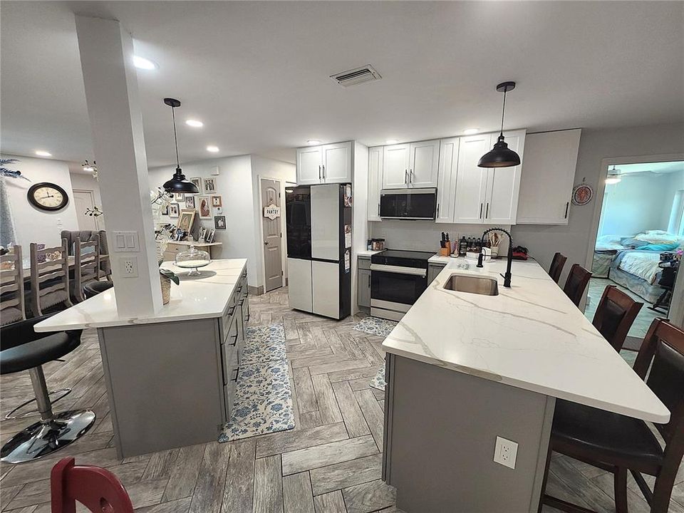 For Sale: $399,900 (3 beds, 2 baths, 1702 Square Feet)