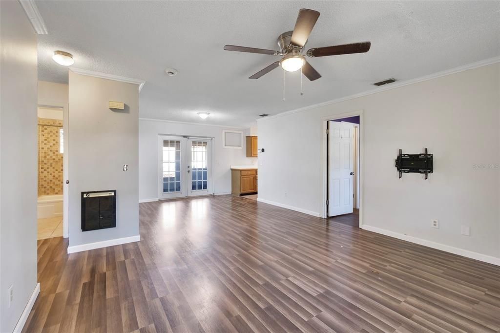 For Sale: $215,000 (4 beds, 2 baths, 1424 Square Feet)