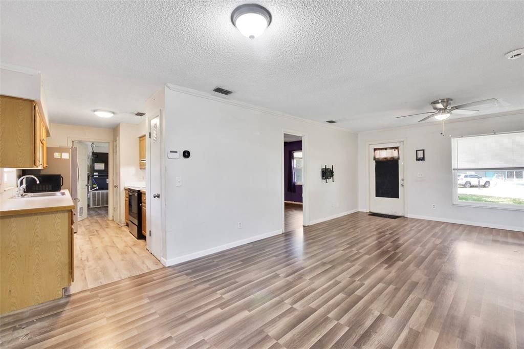 For Sale: $215,000 (4 beds, 2 baths, 1424 Square Feet)