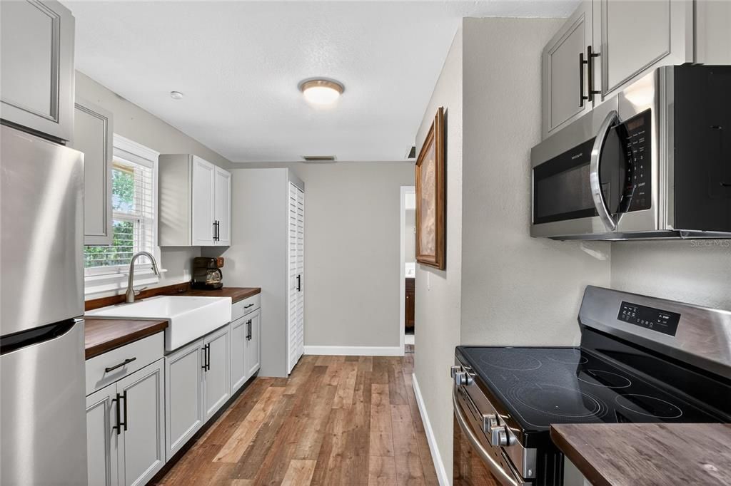 For Sale: $360,000 (1 beds, 1 baths, 640 Square Feet)