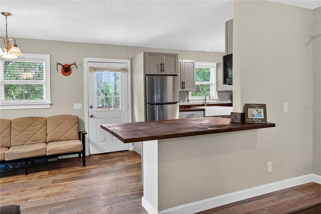 For Sale: $360,000 (1 beds, 1 baths, 640 Square Feet)