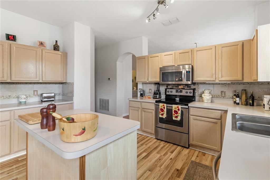 Active With Contract: $445,000 (4 beds, 2 baths, 1952 Square Feet)