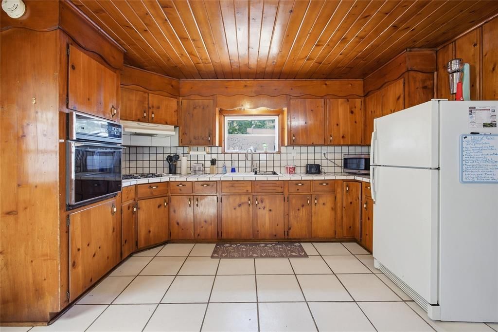 Active With Contract: $219,999 (2 beds, 2 baths, 1075 Square Feet)