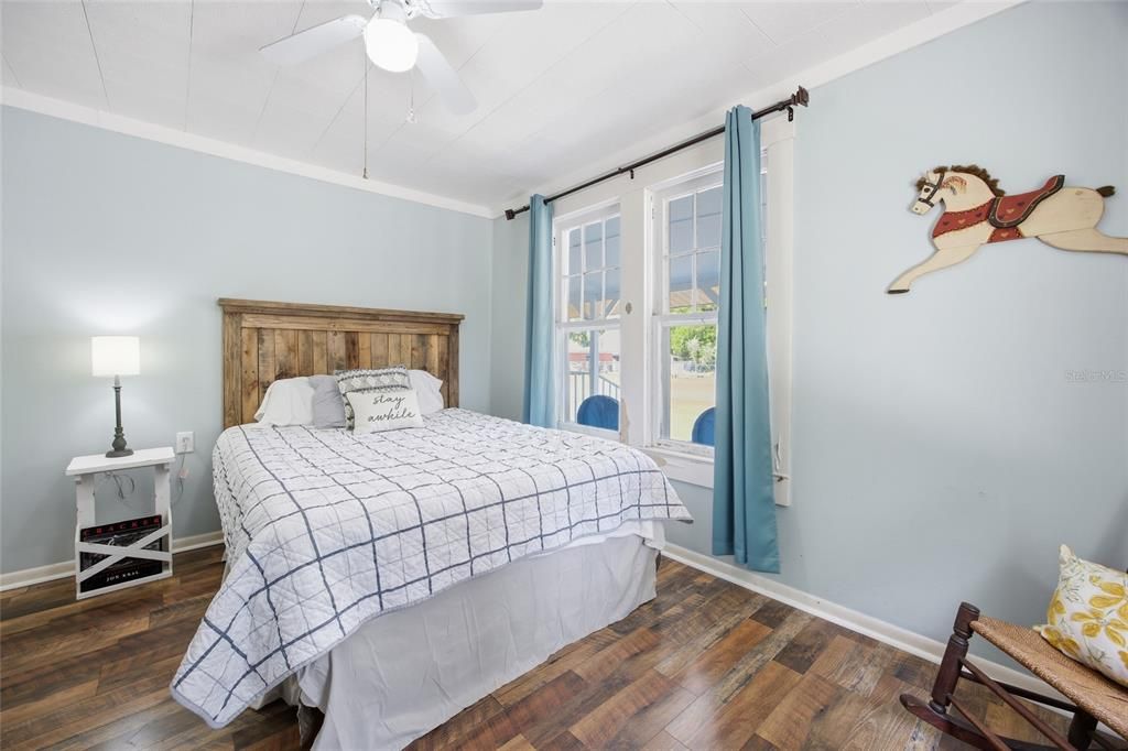Active With Contract: $219,999 (2 beds, 2 baths, 1075 Square Feet)