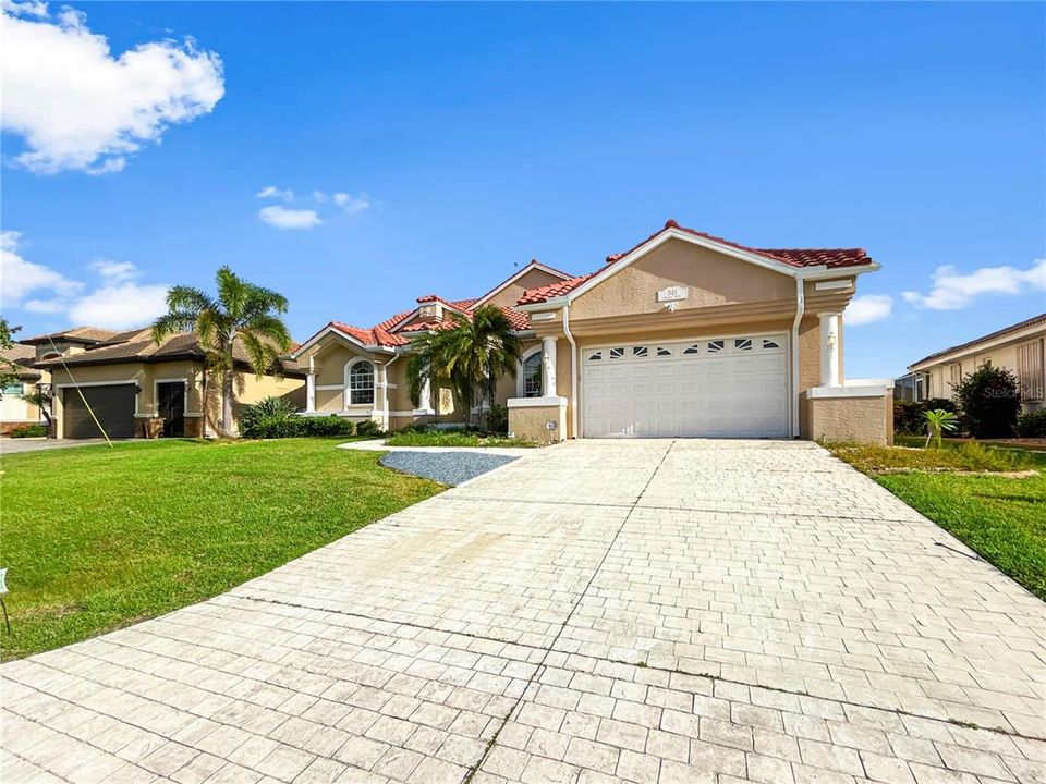 Activo con contrato: $688,000 (3 camas, 3 baños, 2332 Pies cuadrados)