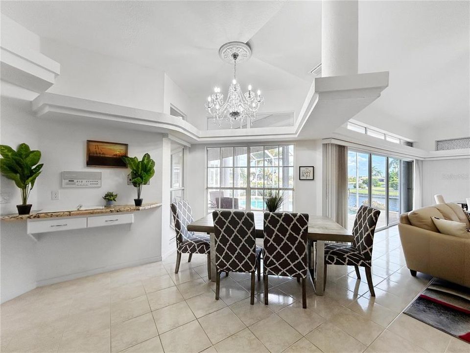 Activo con contrato: $688,000 (3 camas, 3 baños, 2332 Pies cuadrados)