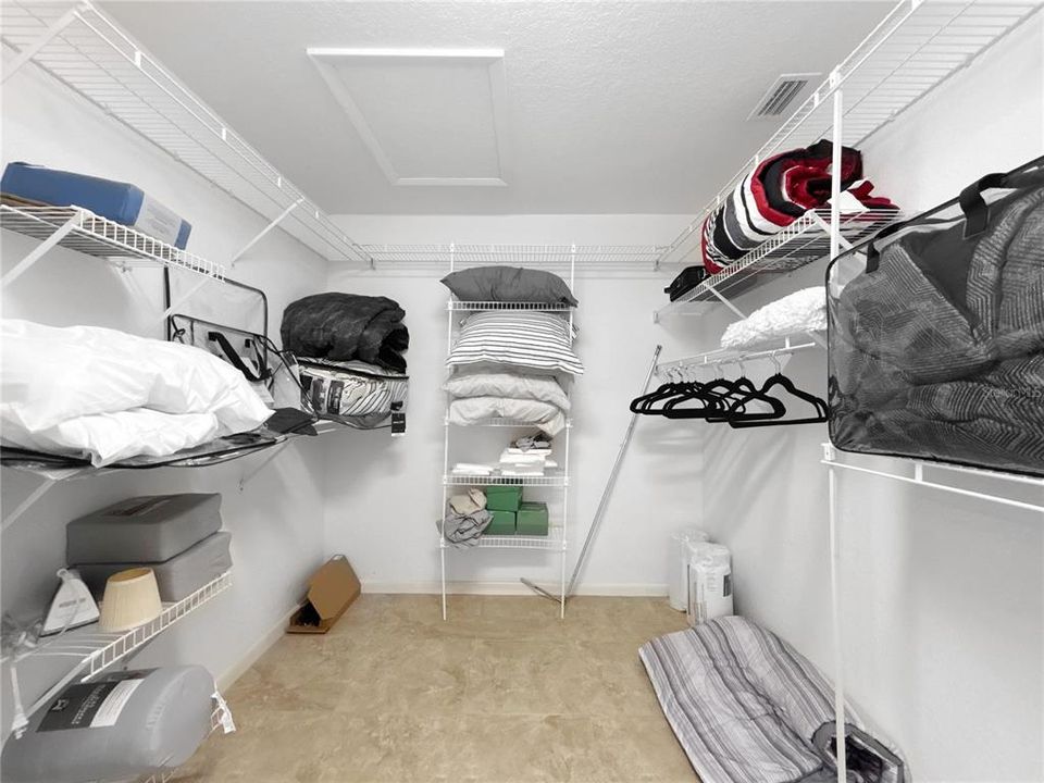 Activo con contrato: $688,000 (3 camas, 3 baños, 2332 Pies cuadrados)