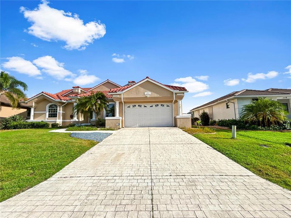 Activo con contrato: $688,000 (3 camas, 3 baños, 2332 Pies cuadrados)
